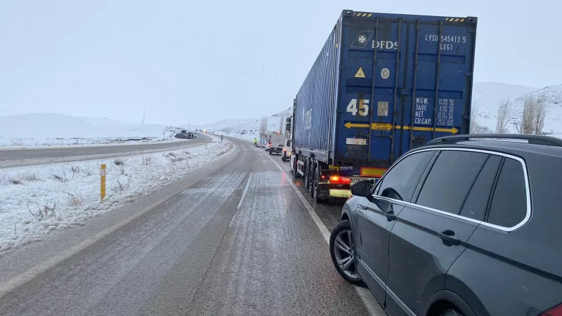 Ağrı’daki İpek Geçidi ulaşıma kapandı!