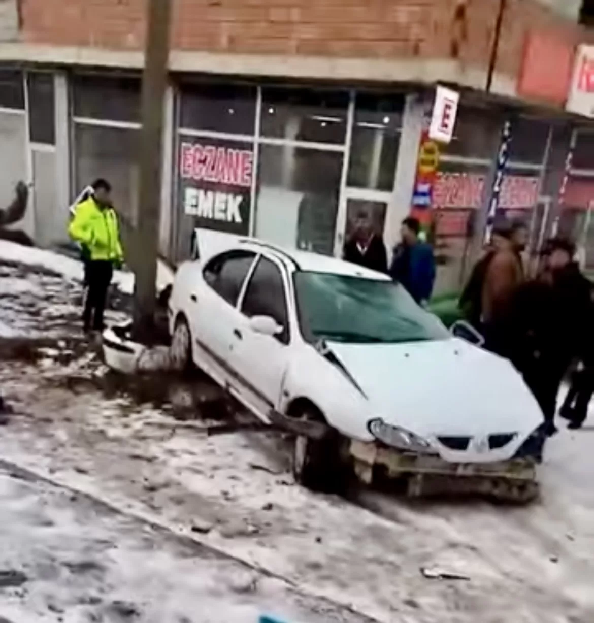 Ağrı’da hastane önünde kaza!