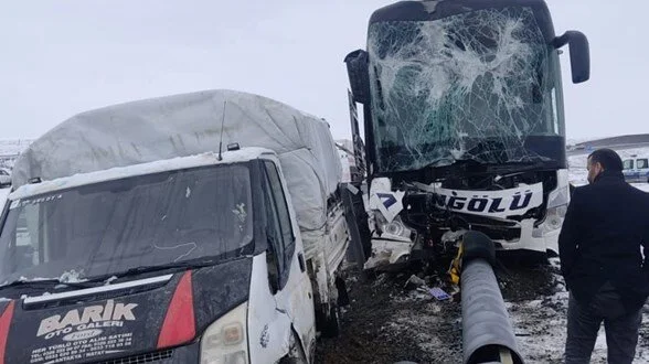 Ağrı’da yolcu otobüsüyle kamyonet çarpıştı!