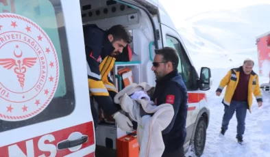 Ağrı’daki yolu kapanan köydeki 4 kardeş, ambulansla kurtarıldı