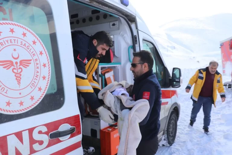 Ağrı’daki yolu kapanan köydeki 4 kardeş, ambulansla kurtarıldı