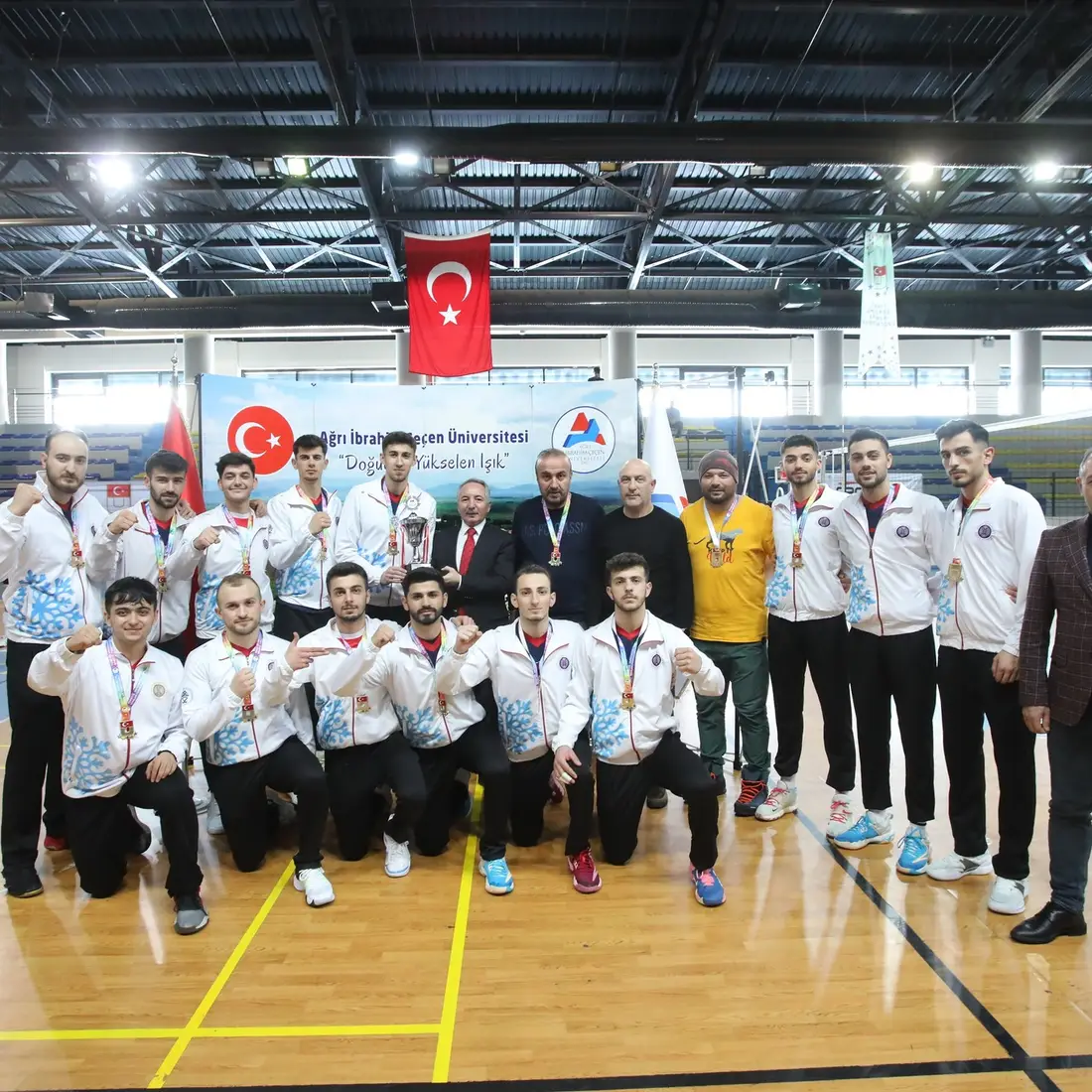 Prof. Dr. Karabulut, UNİLİG Şampiyonu Sporculara Kupalarını Verdi
