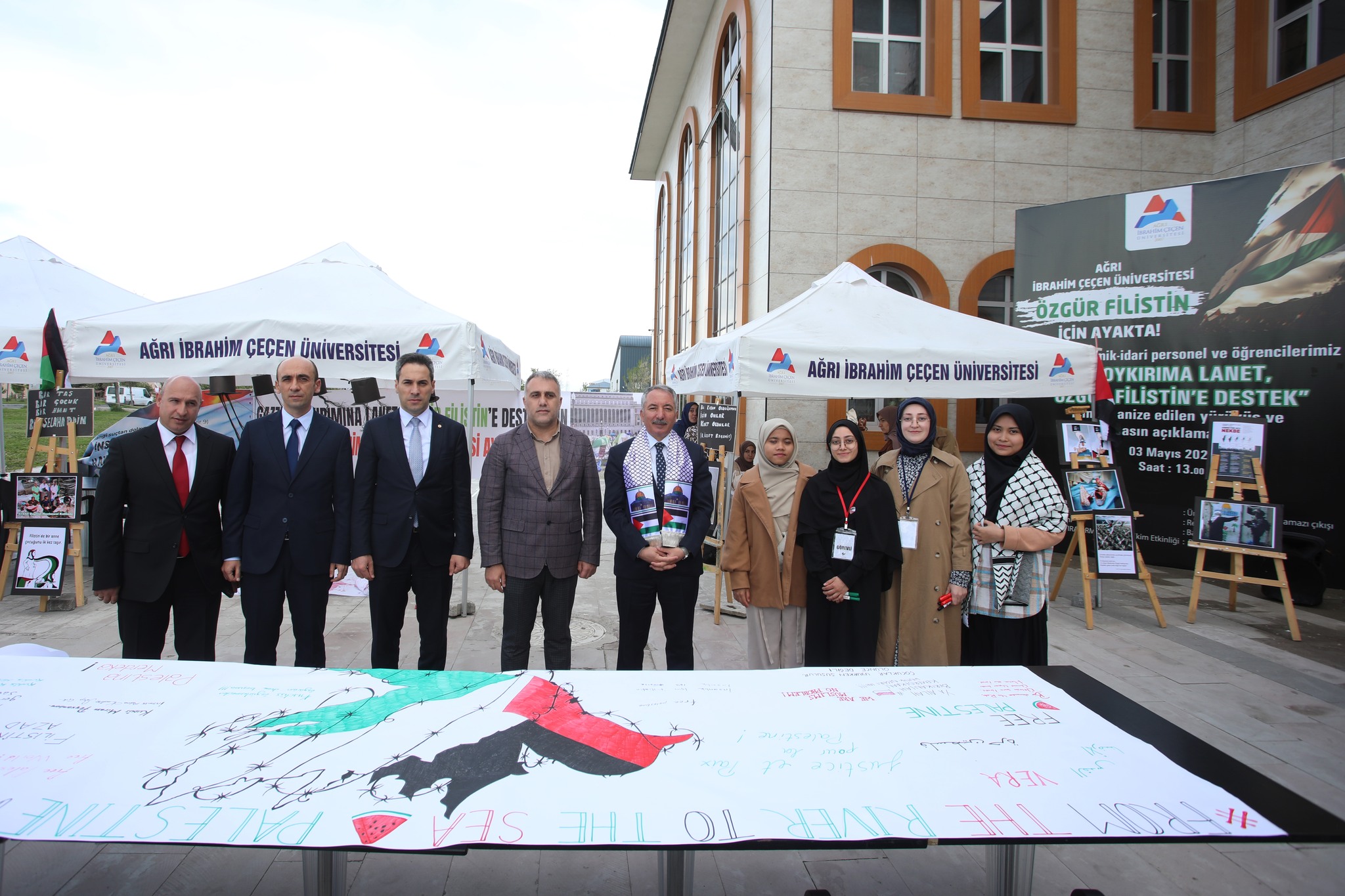 AİÇÜ öğrencileri ve akademisyenleri Gazze için nöbette!