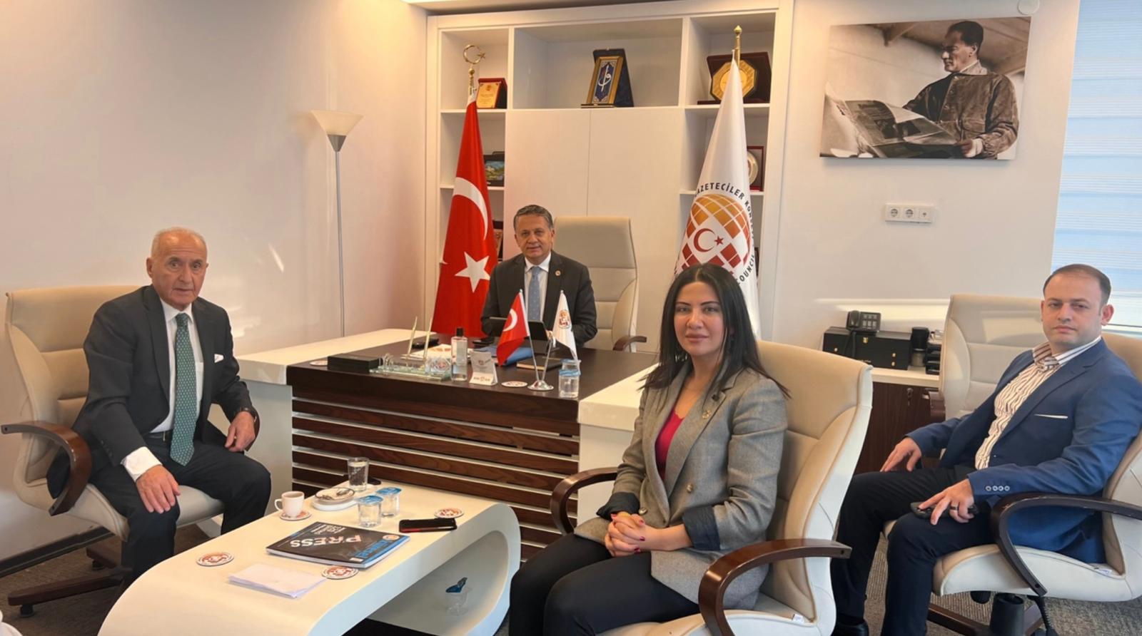 Siyasetçi Hikmet Çetin, KGK ile bir araya geldi