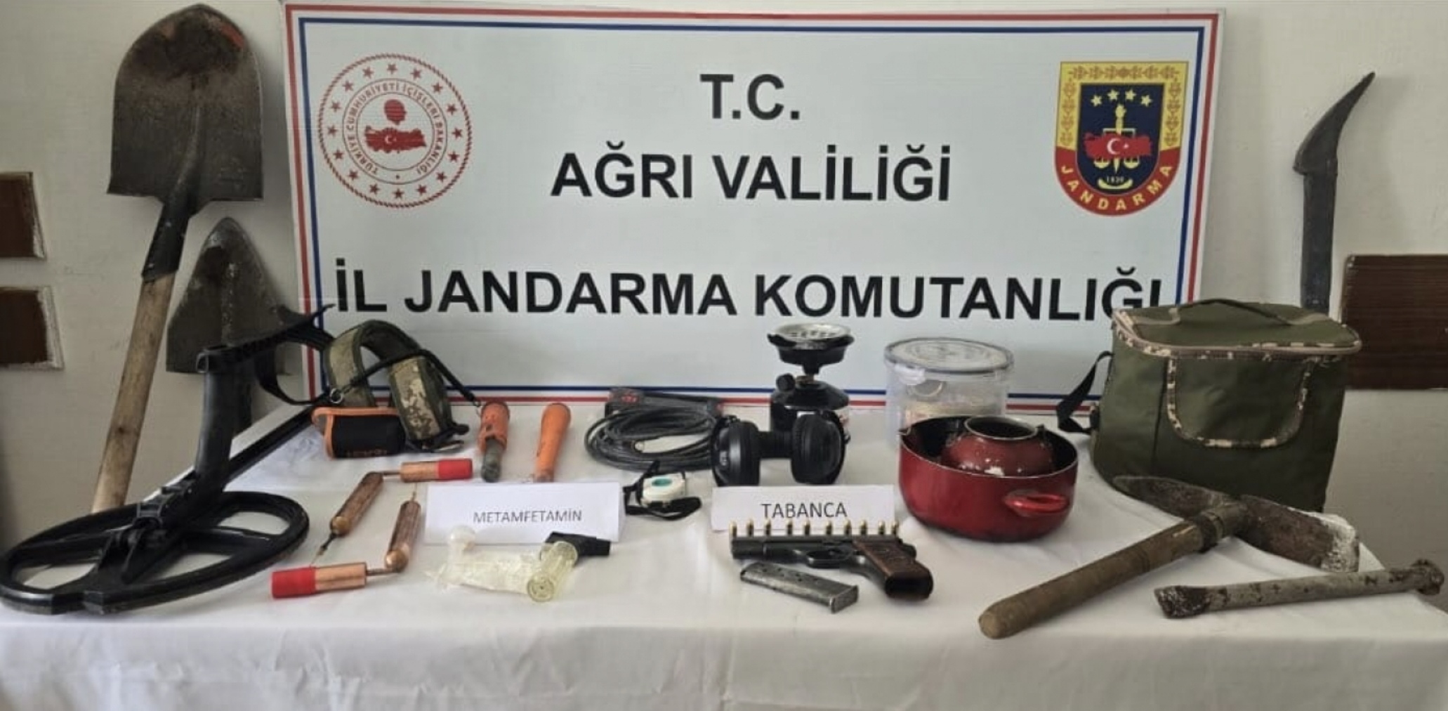 Ağrı’da kaçak kazı yapanlara suçüstü yapıldı!