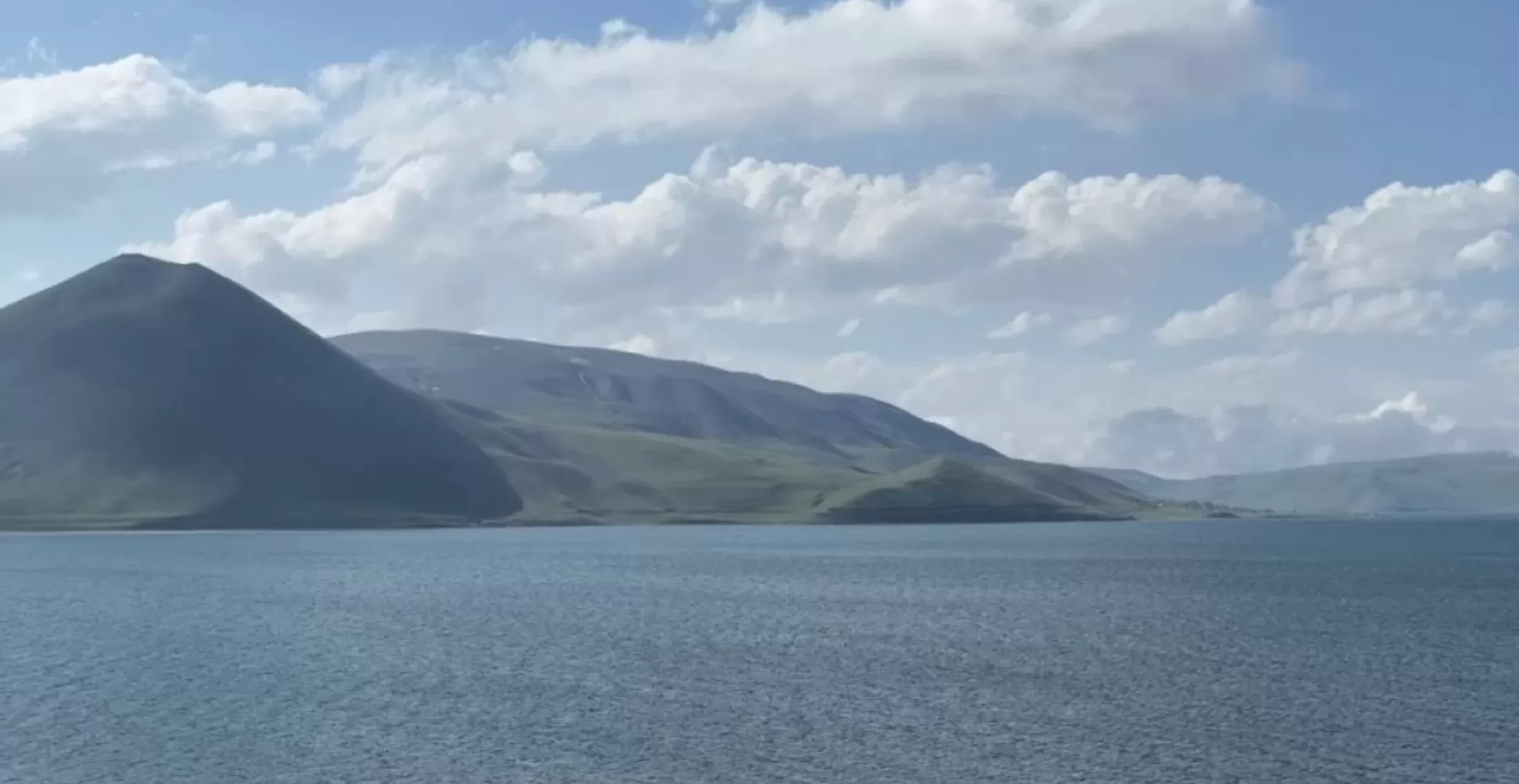 Yerli ve Yabancı turistler Ağrı’daki Balık Gölü’nde