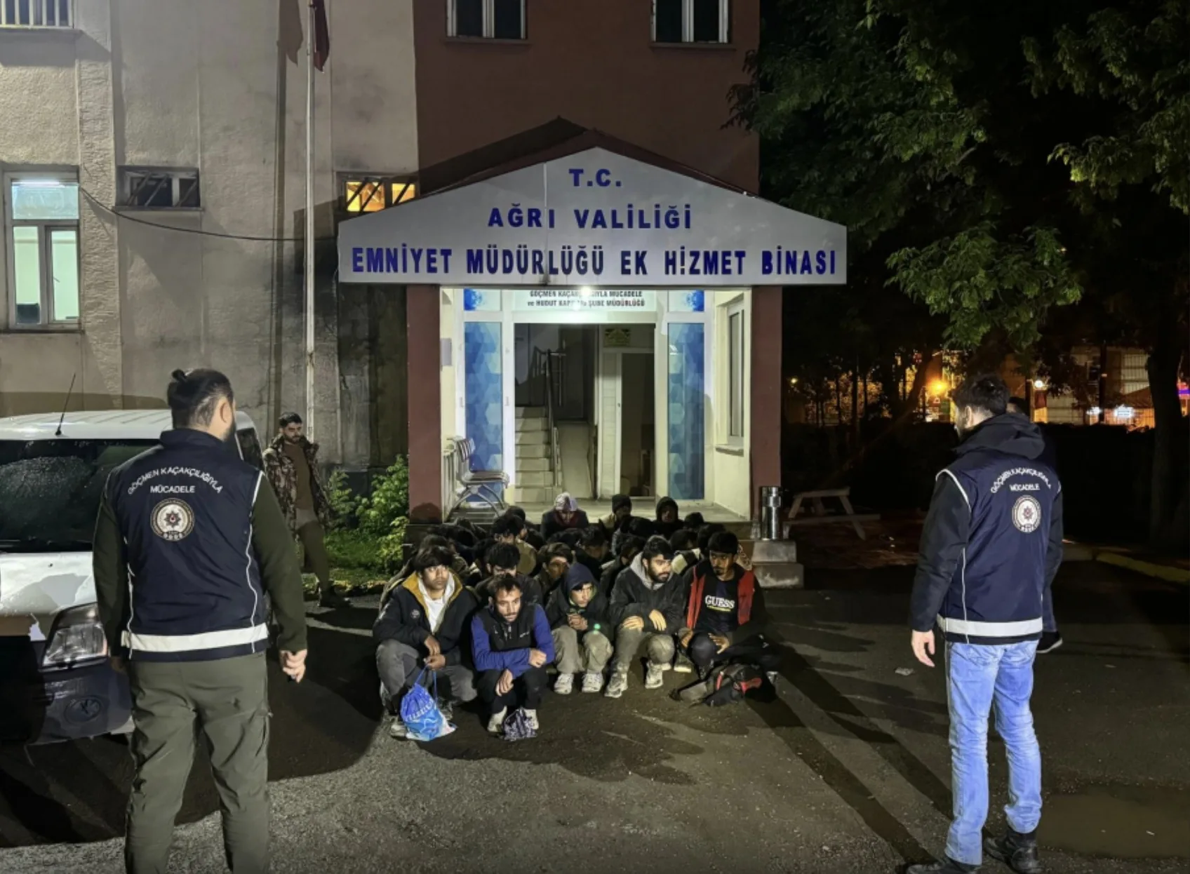 Ağrı’da 29 Afgan ve 3 Pakistanlı kaçak göçmen yakalandı!
