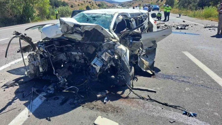 Ağrı’dan Konya’ya giden otomobilin karıştığı kazada 3 kişi ödü!