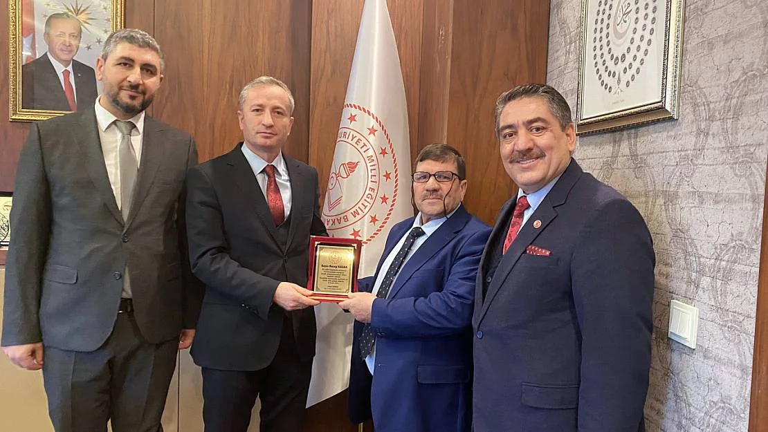 Ağrı’daki 45 yıllık öğretmen emekli oldu!