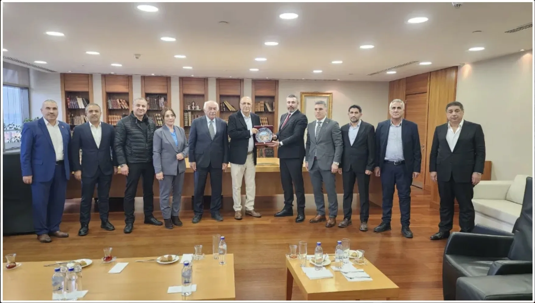 İş insanı Avukat Kenan Tekdağ’a Onursal Başkanlık Beratı takdim edildi