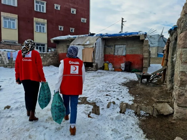 Türk Kızılayı Ağrı Şubesi, kışlık giyim yardımı yaptı!