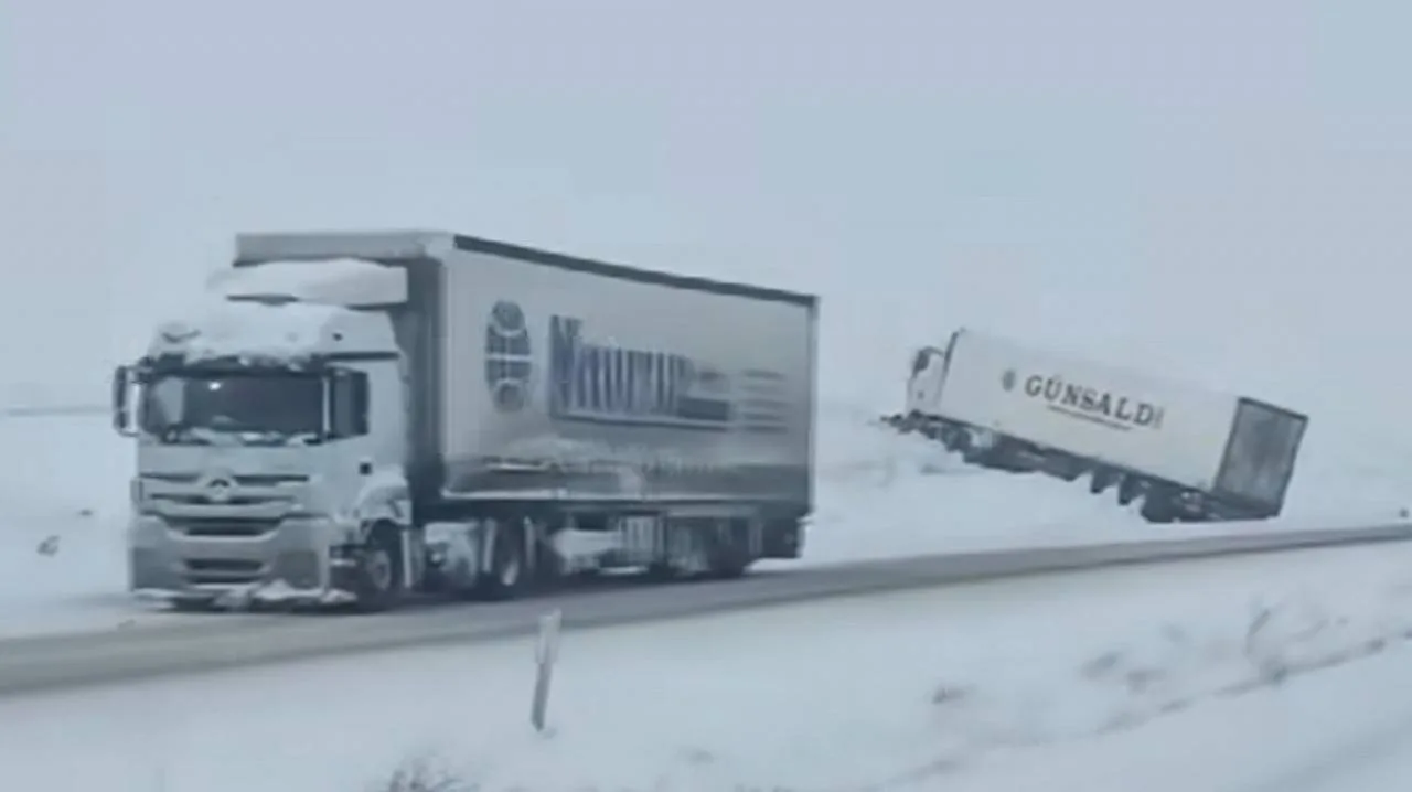 Ağrı’da tır yoldan çıktı!