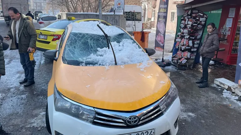 Ağrı’da çatılardan kar ve buz kütleleri düşüyor