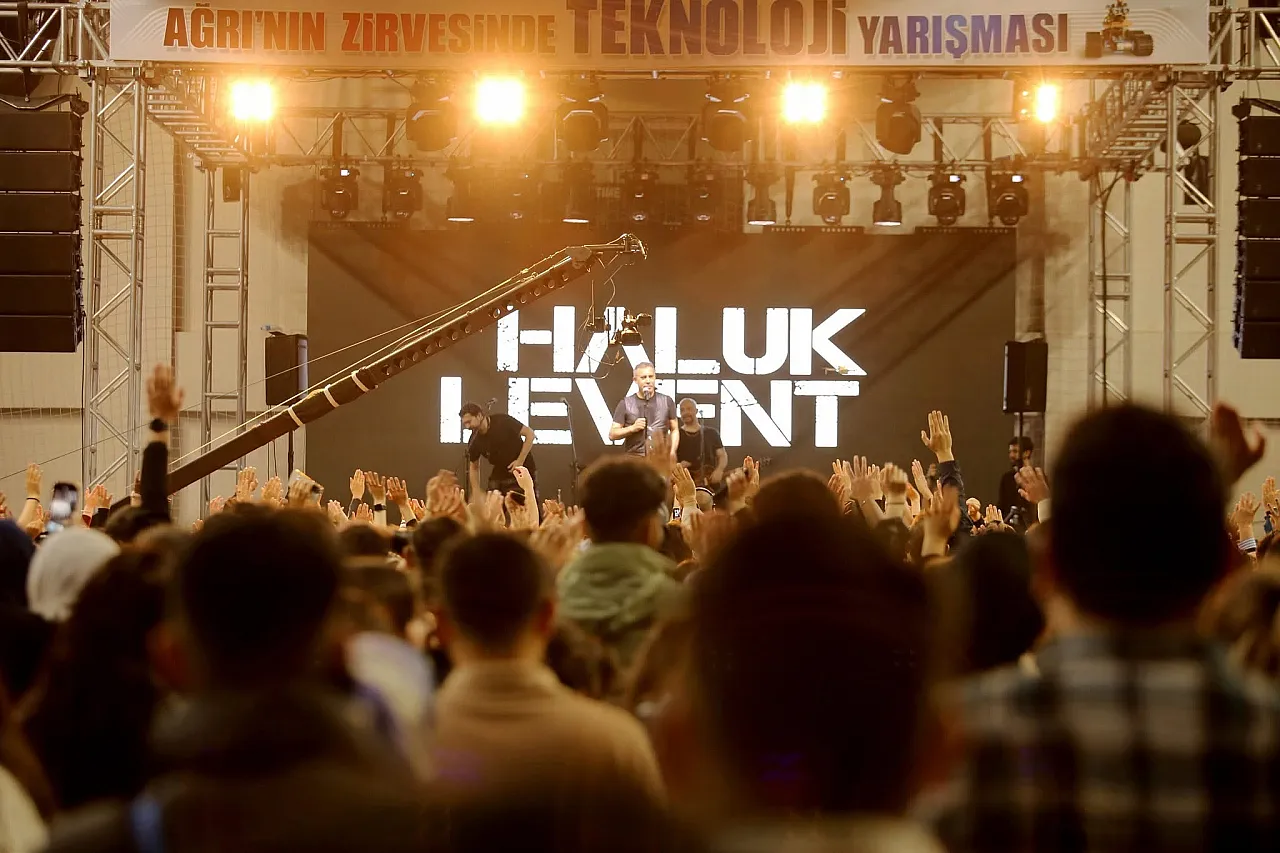 AİÇÜ’de Haluk Levent rüzgarı esti!